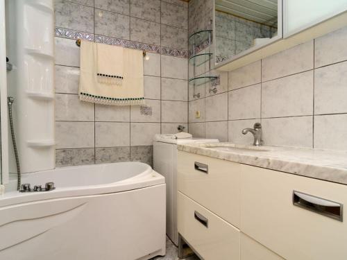 Apartment Paco - Three-Bedroom Apartment with Balcony and Sea View