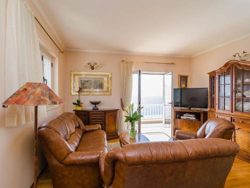 Apartment Paco - Three-Bedroom Apartment with Balcony and Sea View
