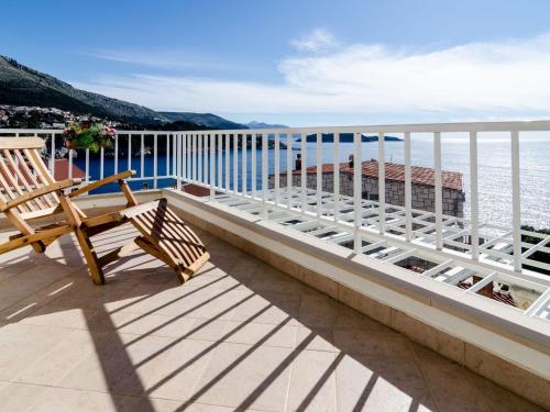 Apartment Paco - Three-Bedroom Apartment with Balcony and Sea View