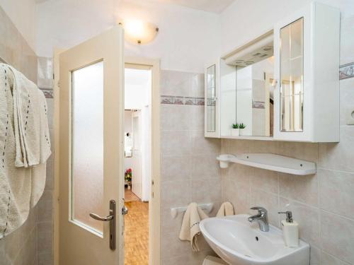 Apartments & Rooms Mara & Petrunjela - One Bedroom Apartment with Balcony and Sea View