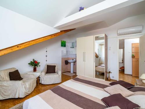 Apartments & Rooms Mara & Petrunjela - One Bedroom Apartment with Balcony and Sea View