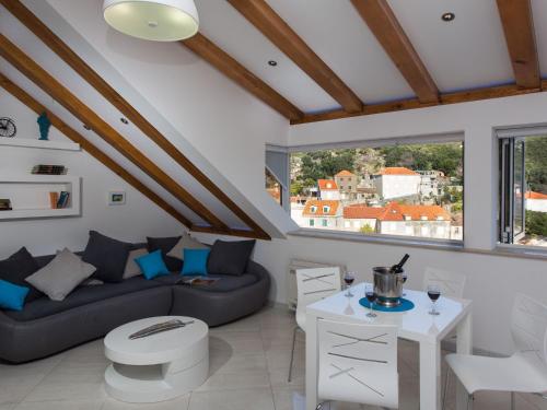 Mali Skoj Apartment - Two-Bedroom Apartment with Sea View