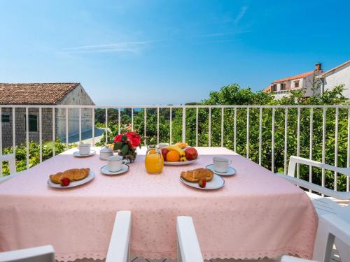 Apartment Lena - Three-Bedroom Apartment with Balcony and Sea View