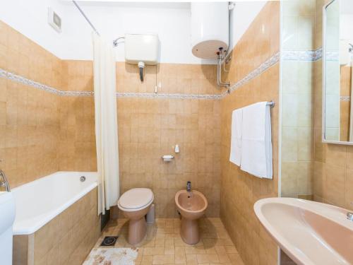 Apartment Lena - Three-Bedroom Apartment with Balcony and Sea View