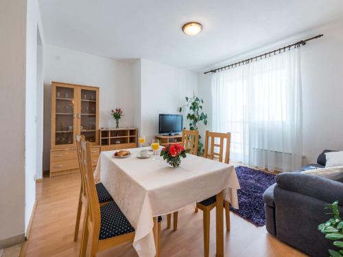 Apartment Lena - Three-Bedroom Apartment with Balcony and Sea View