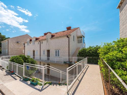 Apartment Lena - Three-Bedroom Apartment with Balcony and Sea View