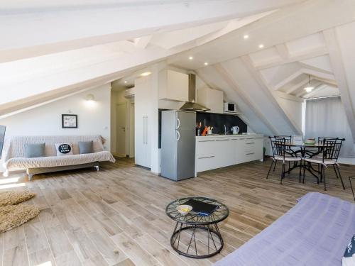 Apartments Life - Two Bedroom Apartment with Balcony and Sea View