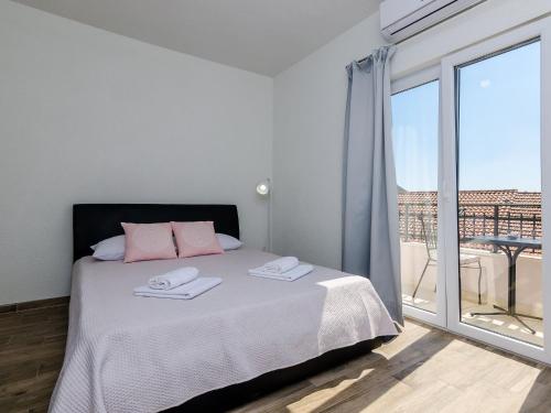 Apartments Life - Two Bedroom Apartment with Balcony and Sea View