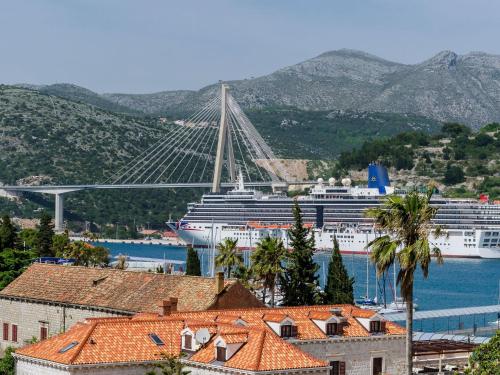 Apartment Marina View - One-Bedroom Apartment with Terrace and Sea View