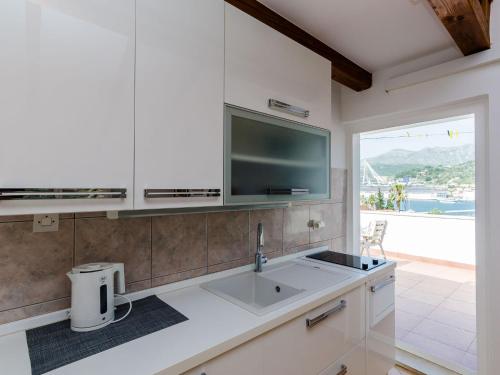 Apartment Marina View - One-Bedroom Apartment with Terrace and Sea View