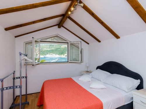 Apartment Marina View - One-Bedroom Apartment with Terrace and Sea View