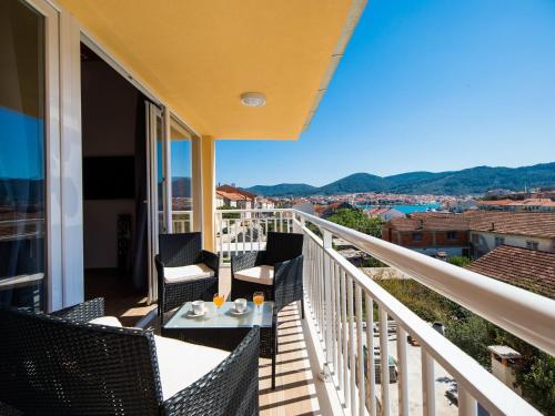 Apartments Sunshine Home - Two Bedroom Apartment with Balcony and Sea View