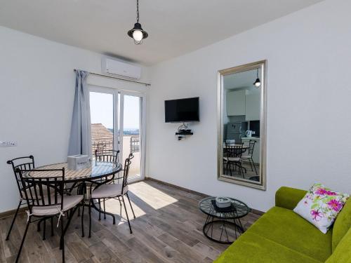 Apartments Life - One Bedroom Apartment with Balcony and Sea View
