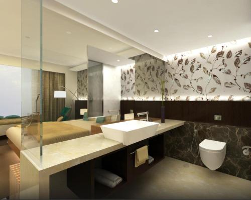 Ett badrum på Country Inn & Suites By Radisson, Bengaluru Hebbal Road