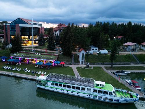Výhled na řeku, která protéká v blízkosti hotelu
