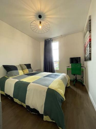 une chambre avec un grand lit et un ventilateur de plafond dans l'établissement Disney en famille&Appart Calme et Spacieux, à Magny-le-Hongre