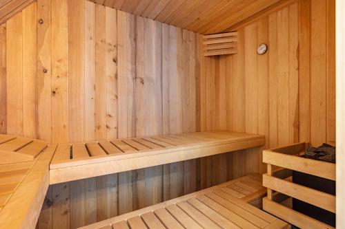 a wooden sauna with a wooden bench in it at Maison Mer Baltique in Dranske