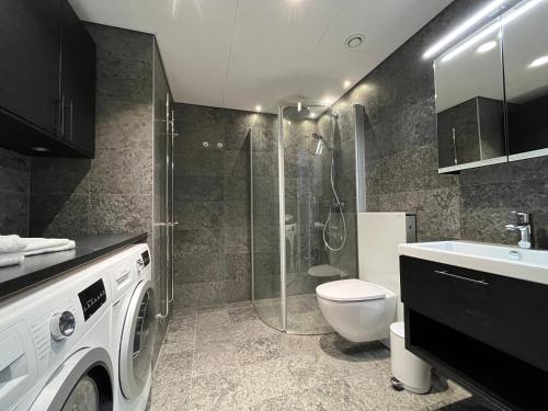 Bilik mandi di ÅhusBrygga Apartment Hotel