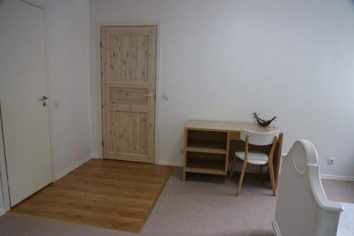 a room with a desk and a table and a door at Külalistemaja Marta-Lovise in Kipi