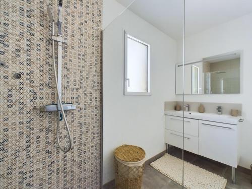 a bathroom with a shower and a sink at Maison pour 6 adultes avec piscine in Notre-Dame-de-Riez