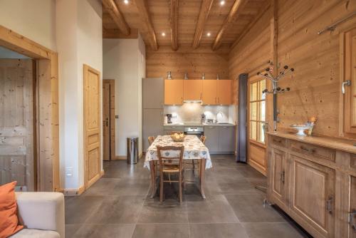 une cuisine avec une table et des chaises dans une pièce dans l'établissement Appartement Samoëns, à Samoëns