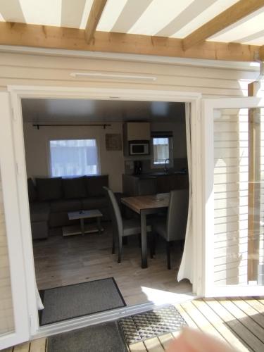 un salon avec un canapé et une table dans l'établissement mobile home photovoltaique st jean de monts, à Saint-Jean-de-Monts