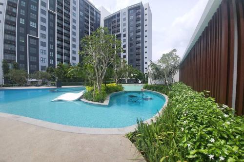 una piscina en una ciudad con edificios altos en Maya Bay Residences SplashMania, en Banting