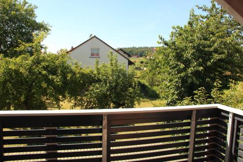 a wooden fence in front of a house at Ferienwohnung Waldblick in Memmelsdorf