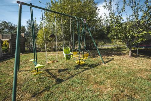 an empty swing set in a yard at Maison Galine - Piscine & Aire de Jeux - Maison de campagne in Beauvais-sur-Tescou