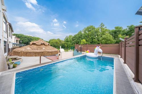 Bazén v ubytování Hanju Guesthouse - Near Disney Park nebo v jeho okolí