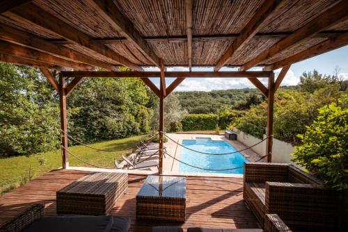 - une vue de tête sur une terrasse en bois avec une piscine dans l'établissement Maison du Tarn - Piscine Chauffée - Nature, à Gaillac