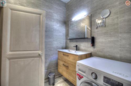 une salle de bain avec un lavabo et une machine à laver dans l'établissement ALC - FF39 - 9 min Palais and Beaches, à Cannes
