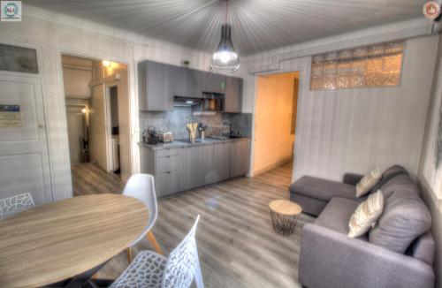 un salon avec un canapé et une table dans l'établissement ALC - FF39 - 9 min Palais and Beaches, à Cannes