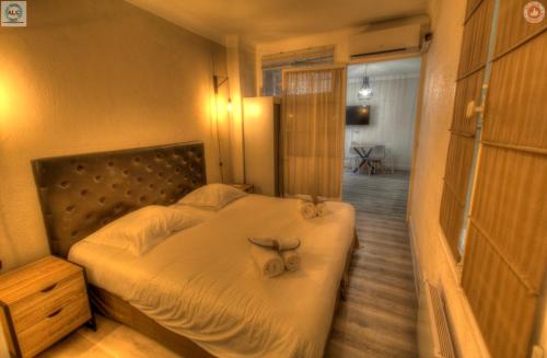 - une chambre dotée d'un lit avec deux archets dans l'établissement ALC - FF39 - 9 min Palais and Beaches, à Cannes