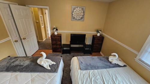 Rúm í herbergi á Cozy 2BR sleeps 6 near ECU Stadium and Hospital