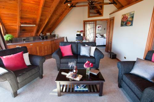 ein Wohnzimmer mit 2 Sofas und einem Couchtisch in der Unterkunft Kauri House Apartment in Wanaka