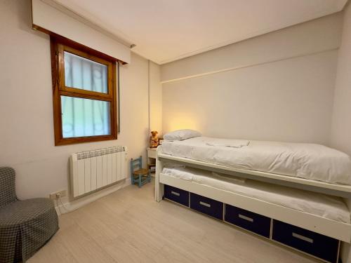 a bedroom with a bunk bed and a window at Bakio, magnificas vistas a la mar in Bakio