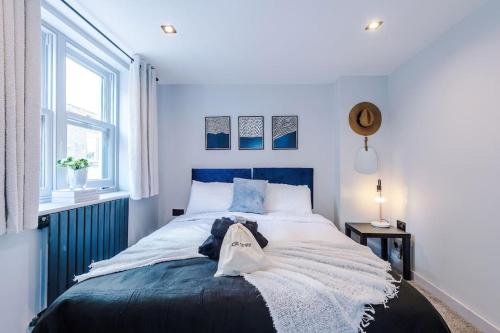 Postel nebo postele na pokoji v ubytování Incredible Home With Games Room, Sleeps 8, Parking Included, Perfect For Groups, Families, Contractors, Professionals
