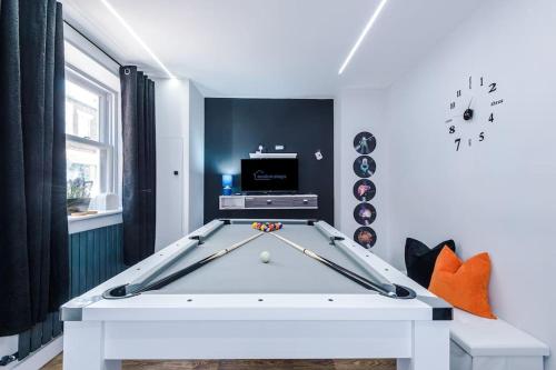 Herní místnost v ubytování Incredible Home With Games Room, Sleeps 8, Parking Included, Perfect For Groups, Families, Contractors, Professionals