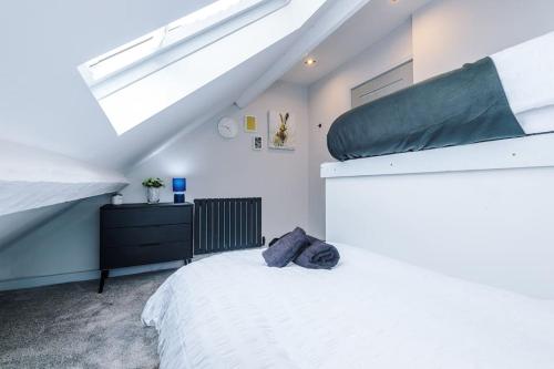 Postel nebo postele na pokoji v ubytování Incredible Home With Games Room, Sleeps 8, Parking Included, Perfect For Groups, Families, Contractors, Professionals
