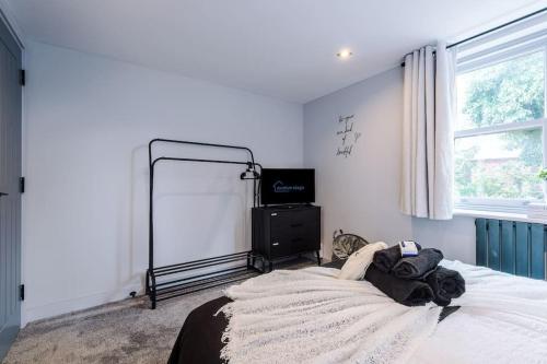 Postel nebo postele na pokoji v ubytování Incredible Home With Games Room, Sleeps 8, Parking Included, Perfect For Groups, Families, Contractors, Professionals