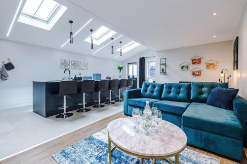Posezení v ubytování Incredible Home With Games Room, Sleeps 8, Parking Included, Perfect For Groups, Families, Contractors, Professionals