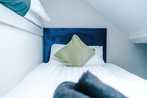 Postel nebo postele na pokoji v ubytování Incredible Home With Games Room, Sleeps 8, Parking Included, Perfect For Groups, Families, Contractors, Professionals
