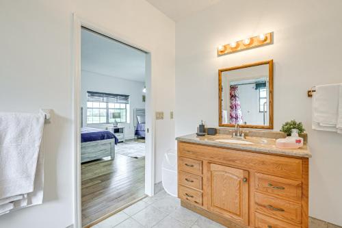 Voodi või voodid majutusasutuse Waterfront Home with Boat Dock in Lake Placid! toas