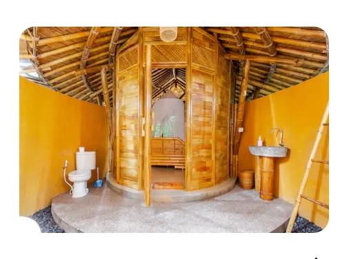 bagno con servizi igienici e lavandino in camera di Bamboohouse pondok salacca #salacca inn a Manggis