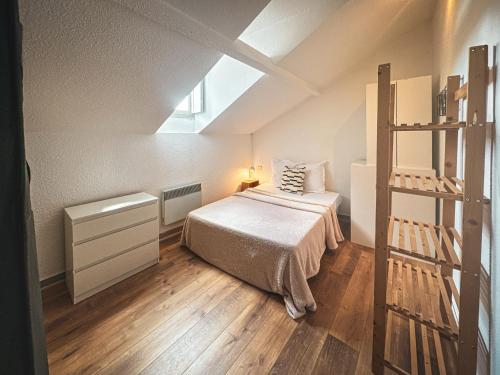 - une chambre avec un lit et une échelle dans l'établissement Le Mafate Appartement 2 Chambres, à Périgueux