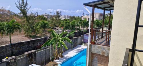 a view of a swimming pool from a house at Appartement de luxe Grand Baie in Pereybere