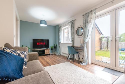 a living room with a couch and a tv at Prime location 3 bed House in Newport