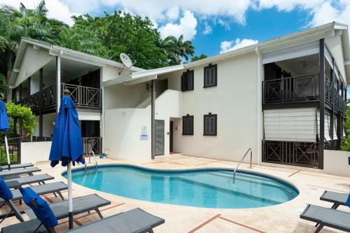 Kolam renang di atau dekat dengan Ixora