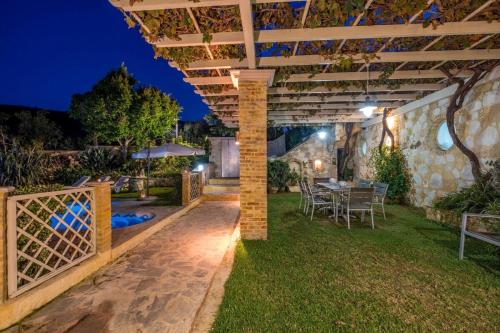 Kolam renang di atau dekat dengan Niko's art Villa in Chania